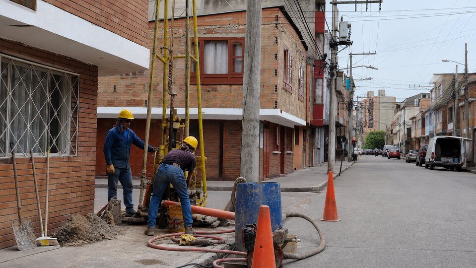 Equipo técnico durante una exploración geotécnica con equipo de perforación.
