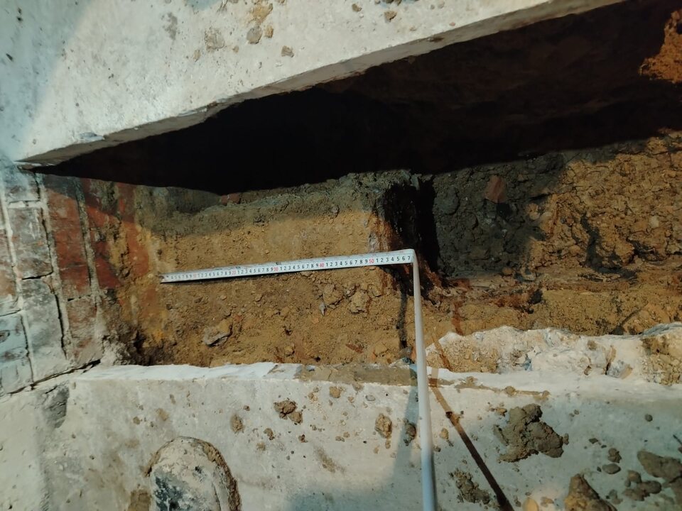 Detalle de una inspección de suelo junto a una cimentación existente.